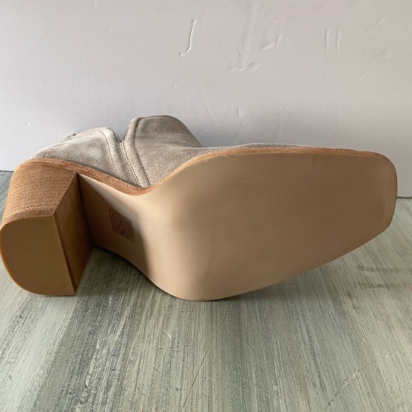 Jeffrey Campbell Rosee Heeled Ankle Bootie Women’s size 9 in Beige Suede - Picture 7 of 8